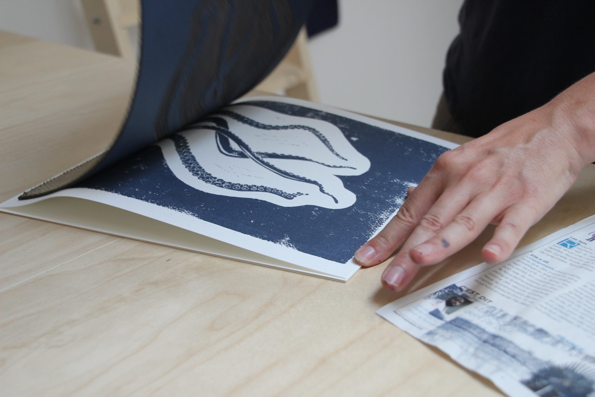 Azilise de LinoLino au travail (impression) | LinoLino | Linogravure | Créations artisanales