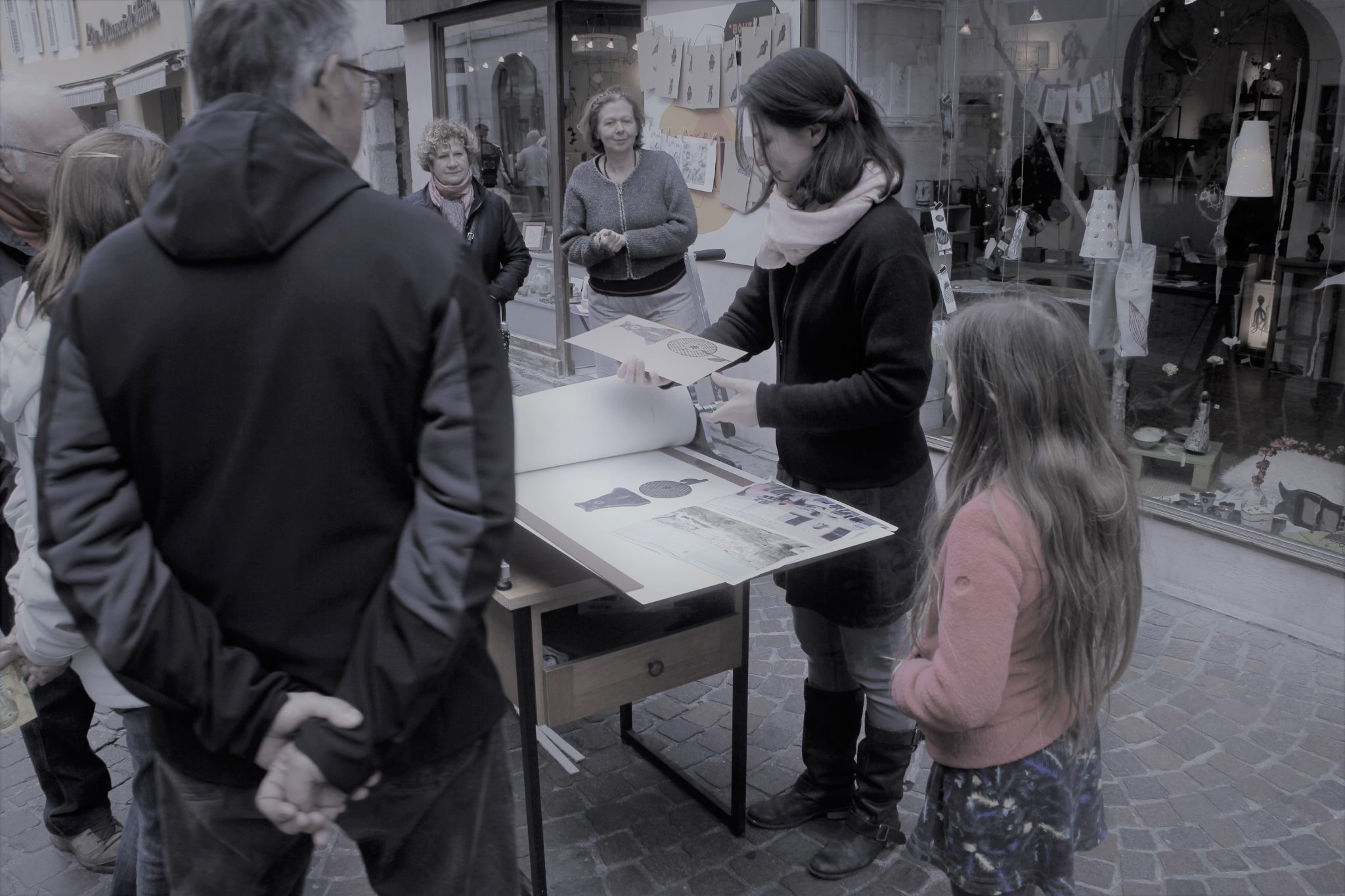 3 (87) LinoLino, linogravure et créations | Journées des Métiers d'Art 2017, démonstration d'impression dans la rue, devant la galerie du Grillon