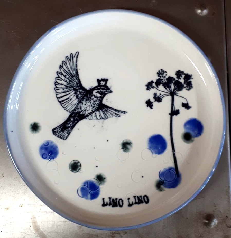 LinoLino | Linogravure et créations à partir d'impressions artisanales | Chambéry, France | Poterie collab Tant que la Terre Tourne assiette Oiseau et Ombelle