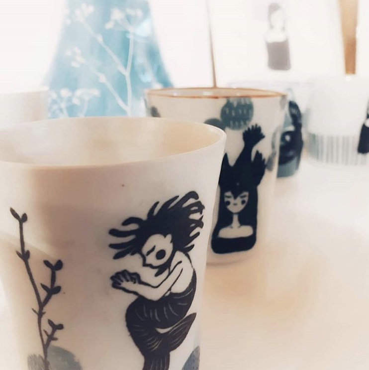 LinoLino | Linogravure et créations à partir d'impressions artisanales | Chambéry, France | Poterie collab Tant que la Terre Tourne Gobelets sirène Femme oiseau
