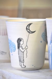 LinoLino | Linogravure et créations à partir d'impressions artisanales | Chambéry, France | Poterie collab Tant que la Terre Tourne Gobelets crus Fillette Lune