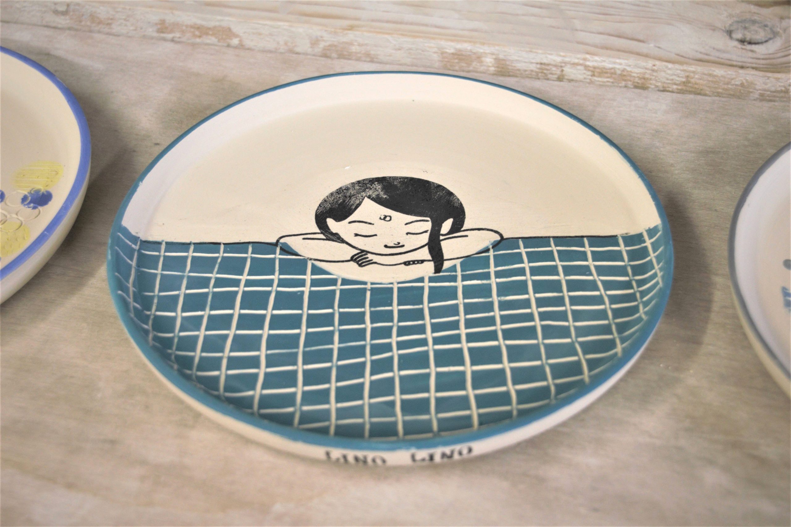 LinoLino | Linogravure et créations à partir d'impressions artisanales | Chambéry, France | Poterie collab Tant que la Terre Tourne Assiette crue Fille piscine