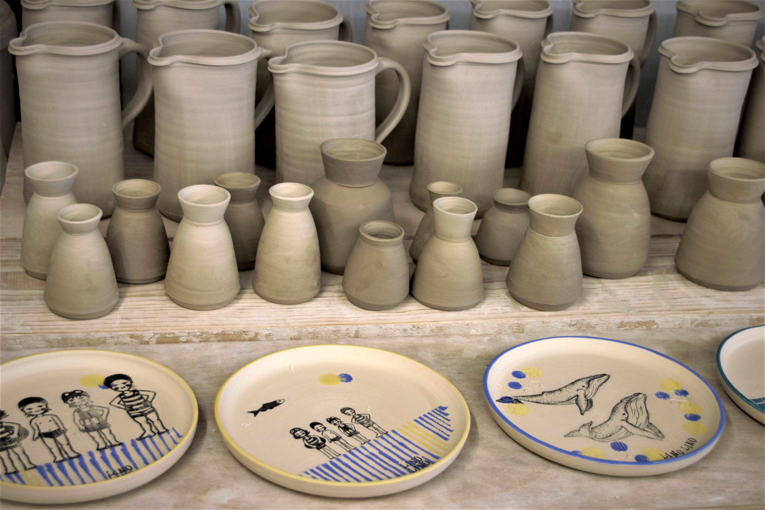 LinoLino | Linogravure et créations à partir d'impressions artisanales | Chambéry, France | Poterie collab Tant que la Terre Tourne Assiettes crues Sardines Baleines