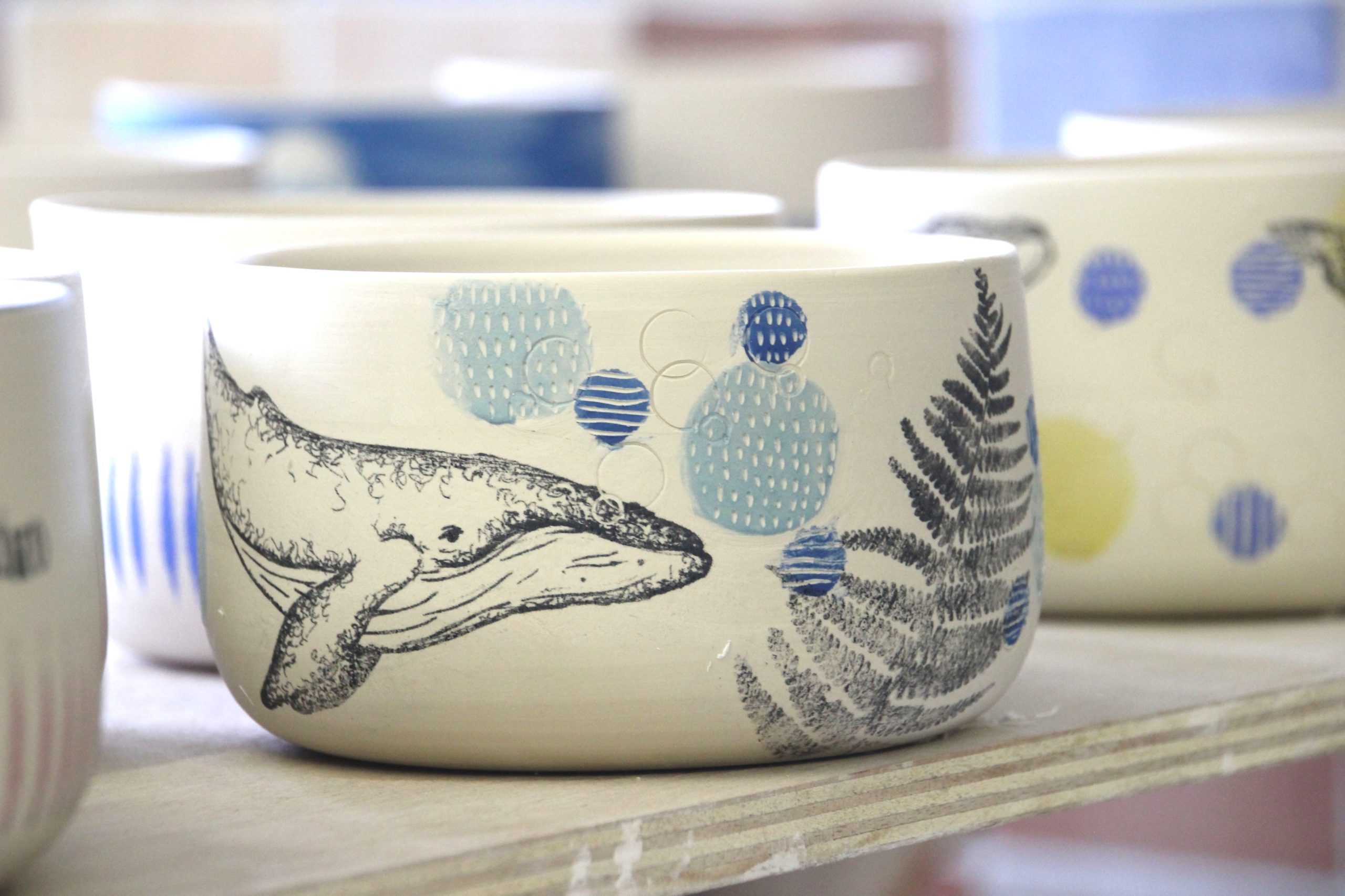 LinoLino | Linogravure et créations à partir d'impressions artisanales | Chambéry, France | Poterie collab Tant que la Terre Tourne Bol Cru Baleine Fougère