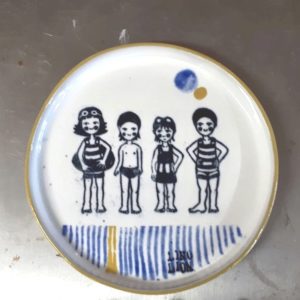 LinoLino | Linogravure et créations à partir d'impressions artisanales | Chambéry, France | Poterie collab Tant que la Terre Tourne assiette Sardines à la piscine
